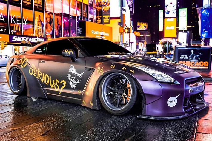 Nissan GT-R thế hệ R35 được trang bị hộp số ly hợp kép 6 cấp (auto-clutch manual) Aichi Kikai, động cơ đặt trước V6 tăng áp kép (twin-turbo; max 10,2 Psi) dung tích 3.8L (DOHC;24V) sinh công cực đại 480 mã lực tại 6400 vòng/phút và mô-men xoắn tối đa 588 Nm tại 3200 vòng/phút.