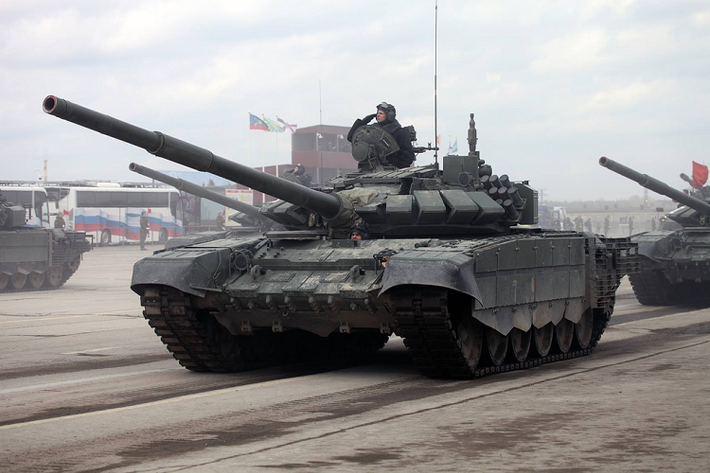 Xe tăng T-72B3 sở hữu kích thước tổng thể 9.530 x 3.460 x 2.200 m (dài x rộng x cao), khối lượng 45 tấn. Thế hệ T-72B3 mới nhất được trang bị khối động cơ diesel V-92S2F kết hợp cùng hộp số tự động 7 cấp, sản sinh công suất 1.130 mã lực, tốc độ tối đa 77 km/h. Ảnh: Military Watch Magazine.