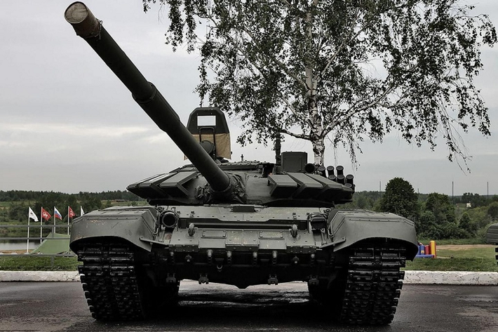 Hỏa lực chính trên T-72B3 là pháo 2A46M5 nòng trơn, cỡ đạn 125 mm. Loại pháo này có thể sử dụng được nhiều loại đạn như đạn nổ lõm chống tăng, đạn tên lửa chống tăng có điều khiển, đạn nổ phá mảnh... Ảnh: Yahoo News.