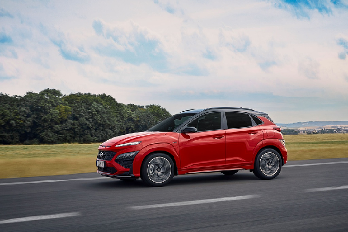 Hyundai Kona 2021 sẽ có mặt tại châu Âu vào cuối năm và tại Australia vào quý I/2021. Rất có thể Kona facelift sẽ được mang về Việt Nam cùng thời điểm với Australia. Kona đang là vua doanh số trong phân khúc SUV cỡ nhỏ tại Việt Nam. Tính đến hết tháng 7/2020, doanh số cộng dồn của Kona đạt 3.743 xe, gấp 3 lần mẫu xe ở vị trí thứ 2 là Ford EcoSport.