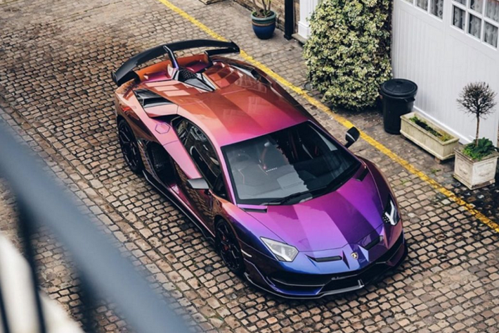 So với những phiên bản trước đó, siêu xe Lamborghini Aventador SVJ sở hữu những thiết kế mới lạ hoàn toàn mới cùng các chi tiết nhằm tăng tính khí động học cũng như thẩm mĩ như phần cản trước sau cùng các phần ốp hông mới.