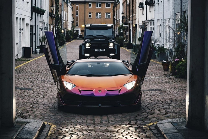 Đã có rất nhiều mẫu xe đến từ Lamborghini được ra đời từ bộ phận cá nhân hoá Ad Personam và được đánh giá với giá trị nghệ thuật cùng tính cá nhân hoá cao và chiếc SVJ dưới đây không phải là một ngoại lệ. Đây không chỉ là một chiếc Aventador SVJ màu độc còn là một “minh chứng” cho bàn tay tài hoa cũng như sự sáng tạo đột phá của bộ phận Ad Personam.