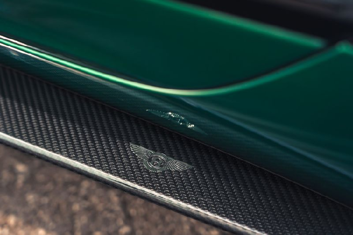 Bentley cho thấy sự chăm chút đến từng tiểu tiết của mình ở hai bên hông xe, với logo Bentley được tạo hình bằng điện ba chiều và phát triển đặc biệt cho gói Styling Specification.