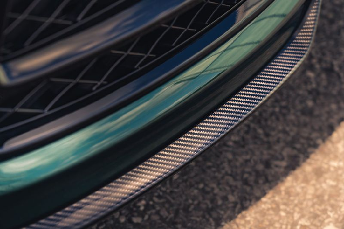 Kiểu dệt sợi carbon của Styling Specification là kiểu đan chéo 2x2, được dệt theo cùng một hướng cho tất cả các bộ phận và được bố trí thành nhiều lớp, mỗi lớp được chế tạo tỉ mỉ để đạt đến độ bền tối ưu và trọng lượng tối thiểu.