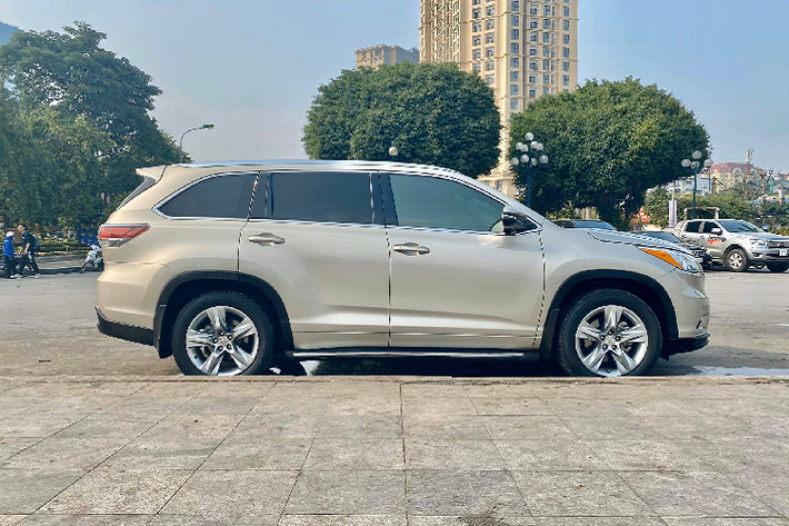 Highlander hiện chưa được Toyota Việt Nam phân phối chính hãng nên mẫu xe này về nước thông qua đơn vị nhập khẩu không chính hãng. Hầu hết xe SUV Toyota Highlander về nước trước đó đều thuộc phiên bản LE sử dụng động cơ 2.7 lít nhằm giảm mức thuế tiêu thụ đặc biệt, tránh đẩy giá xe lên quá cao, khó tiếp cận khách hàng. Chỉ có một số ít phiên bản Limtied động cơ 3.5 lít có thiết kế 6 chỗ ngồi để phục vụ khách VIP.