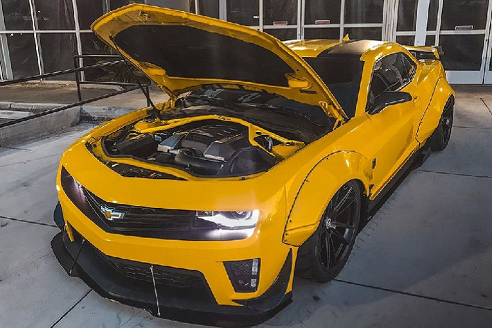 Giống như các bộ kit “thân rộng” khác, trang phục này khoác lên thân của Camaro các vòm bánh xe cỡ lớn, cánh lướt gió phía sau và các thanh chia với khả năng điều chỉnh theo ý muốn.