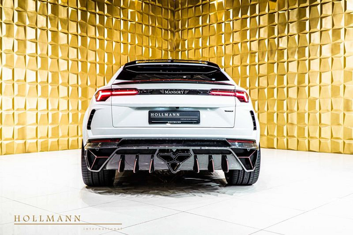 Mansory cũng dùng sợi carbon cho các cửa chớp ở vòm bánh xe trước (có thể hoạt động hoặc không), ngoài ra, xe còn có bộ vành màu bóng cỡ lớn với điểm nhấn màu đỏ tương phản.