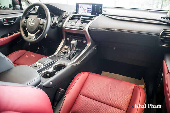 Về thiết kế tổng thể, Lexus NX 300 2020 mới có kích thước chiều Dài x Rộng x Cao tương ứng là 4.630 x 1.845 x 1.645 mm, chiều dài trục cơ sở đạt 2.660 mm. Những thông số trên đảm bảo cho mẫu xe này có ngoại hình đủ dài theo phong cách thể thao, đủ rộng cho 5 vị trí ngồi trên xe. Lexus NX 300 2020 không thay đổi quá nhiều về ngoại thất so với trước, vẫn còn đó thiết kế góc cạnh theo ngôn ngữ mới của thương hiệu xe sang đến từ Nhật Bản.