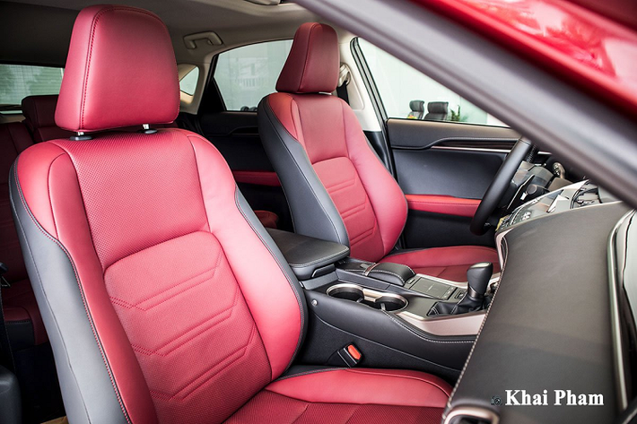 Lexus NX 300 dù là bản nâng cấp nhưng lưới tản nhiệt của xe vẫn sử dụng dạng nan sơn tối màu giống LX570, viền mạ crom bên cạnh tổng thể hình con suốt đặc trưng của thương hiệu Nhật Bản. Bước sang hông xe, bản kế nhiệm NX 200T trước đây sử dụng vòm bánh rộng với phần nhựa cứng màu đen mang đến sự cứng cáp cho xe, thường những chiếc xe SUV/CUV hay có thiết kế nay. Dưới vòm bánh cứng cáp kia là bộ mâm hợp kim 5 chấu kép 2 màu kích thước 18 inch kết hợp bộ lốp 225/60R18.