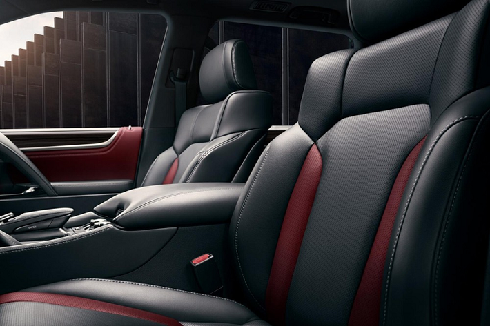Dù ở phiên bản nào, Lexus LX 2021 cũng dùng động cơ xăng V8, dung tích 5,7 lít, sản sinh công suất tối đa 383 mã lực và mô-men xoắn cực đại 546 Nm như cũ.
