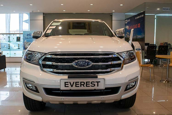Bên cạnh đó, những trang bị an toàn tiêu chuẩn của Everest 2020 cũng khiến các đối thủ "thèm khát" như: Hệ thống cảnh báo lệch làn, Hệ thống hỗ trợ giữ làn, Hệ thống chống ồn chủ động, Hệ thống cảnh báo phương tiện cắt ngang phía sau, Hệ thống cân bằng điện tử, Hệ thống hỗ trợ khởi hành ngang dốc, Kiểm soát đổ đèo, Hệ thống cảnh báo điểm mù, Hệ thống kiểm soát đa địa hình, Hệ thống chống trộm bằng cảm biến nhận diện xâm nhập, Camera lùi 2 góc nhìn, Cảm biến trước sau, 7 túi khí an toàn.