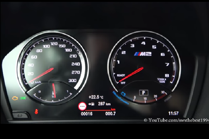 Mới đây, tại đại lý BMW Dusseldorp Apeldoorn, Hà Lan, những tín đồ của hãng xe Đức đã có dịp chiêm ngưỡng chiếc BMW M2 CS 2020 mới trong dáng vẻ “cực ngầu”. Đầu tiên, chiếc xe khoác lên mình lớp áo đen bóng đầy bí ẩn, kết hợp cùng nhiều chi tiết bằng sợi carbon càng tăng thêm vẻ đẹp gân guốc. Cụ thể hơn, bộ chia gió trước, cánh gió phía sau, ốp gương chiếu hậu và các thanh lip đều được làm từ sợi carbon.