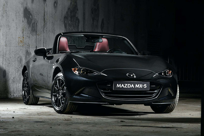 Phiên bản Mazda MX-5 Eunos Edition 2020 sở hữu ngoại thất màu đen bóng Jet Black Mica, nội thất bọc da Nappa màu đỏ Burgundy. Bộ la-zăng Rays độc quyền có kích thước 16 inch, đúc đa chấu được sơn đen bóng.
