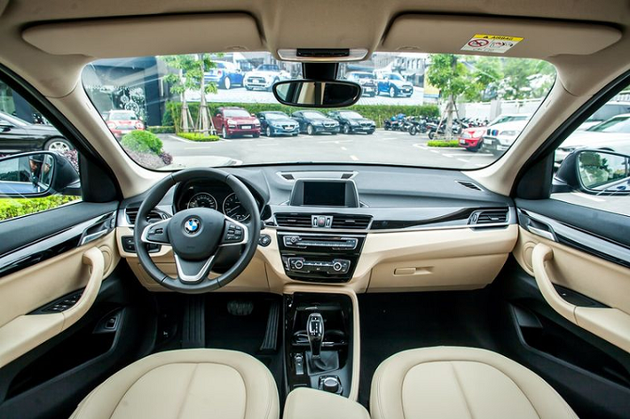 Ngoài lợi thế về thương hiệu, nguồn gốc nhập khẩu, X1 sDrive18i xLine cũng sở hữu các trang bị đáng chú ý như bộ mâm chữ Y kích thước 18 inch sơn 2 tông màu đi kèm lốp xe run-flat cao cấp của Bridgestone, hệ thống đèn chiếu sáng trước và đèn hậu đều là loại tự động với bóng LED.
