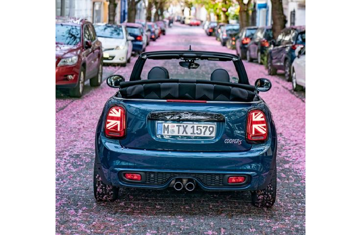 Trên thực tế, đây là con đường hoa anh đào tại tuyến phố Breite Straße và Heerstraße, thành phố Bonn, phía bắc Tây nước Đức.