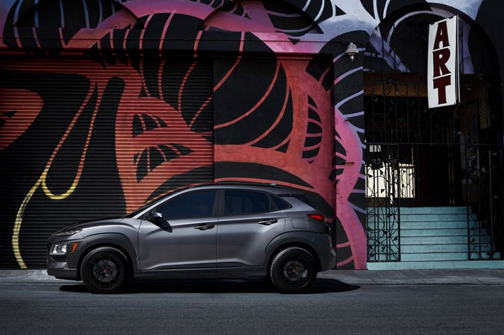 Được lên kế hoach bán tại Mỹ vào tháng 9 năm nay, Hyundai Kona Night Edition 2021 mới sẽ khác với những chiếc Kona thông thường ở hệ thống đèn LED và mâm xe RAYS 18 inch sơn đen bán bóng.