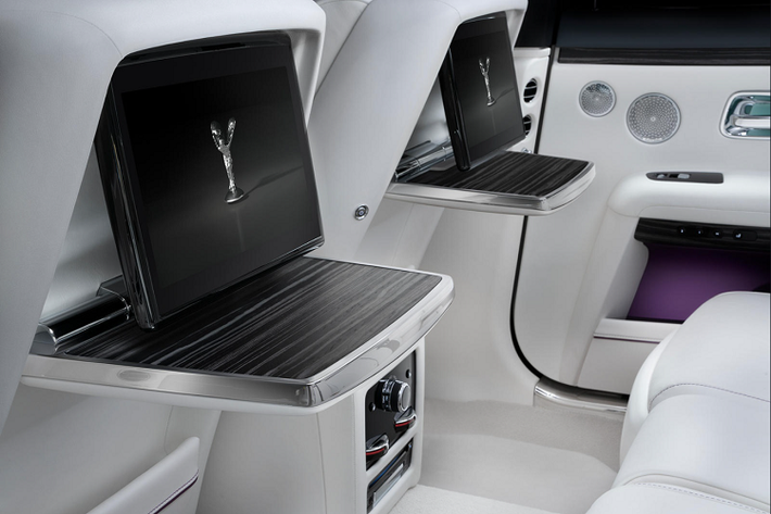 Alex Innes cũng lấy Phantom và Ghost mới làm dẫn chứng cho việc Rolls-Royce chậm chuyển đổi công nghệ so với các đối thủ cạnh tranh.