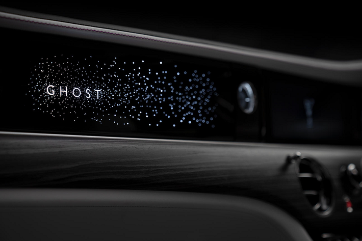 “Rolls-Royce luôn là hãng chậm ứng dụng công nghệ mới, và điều này có lý do của nó. Với chúng tôi, công nghệ chỉ là làm sâu sắc thêm trải nghiệm mà khách hàng kỳ vọng từ một chiếc Rolls-Royce siêu sang”, Alex Innes, trưởng nhóm thiết kế Alex Innes của Coachbuild nói với tờ Autocar.