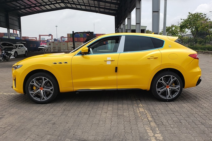 Nội thất của Maserati Levante Trofeo cũng rất khác lạ với ghế ngồi được bọc trong lớp da tự nhiên Pieno Fiore và còn có đường khâu tương phản cũng như logo Trofeo lên phần tựa đầu ghế được thêu bằng chỉ màu đỏ. Carbon mờ, gỗ hay các chi tiết kim loại cũng có bên trong khoang lái của Maserati Levante Trofeo. Mẫu xe đắt nhất của Maserati Levante còn được trang bị đồng hồ đặt trên mặt táp-lô, thảm trải sàn độc đáo và hệ thống âm thanh vòm xịn Bowers & Wilkins 1.280w với 17 loa.