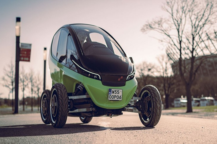 Xe điện Renault Twizy "nhỏ xinh" từng ra mắt thị trường trong năm 2012 và vẫn được bán tại một số thị trường cho tới tận ngày nay. Nó là một mẫu xe được thiết kế để chuyên dụng chạy trong đô thị, thân thiện môi trường và gần như có thể đỗ ở mọi nơi.