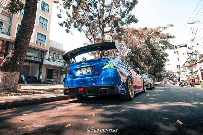 Chưa hết, chiếc Subaru WRX STI độ khủng này còn được chủ nhân dán thêm lớp decal theo phong cách xe đua, choá đèn sau cũng được dán decal 7 màu khá bắt mắt, trang bị ống xả mới cho ra những âm thanh đầy uy lực...