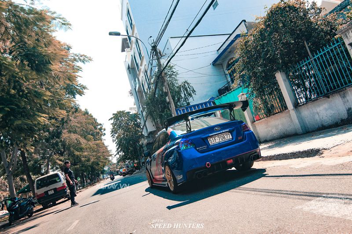 Về truyền động, Subaru WRX STI được trang bị khối động cơ Boxer 4 xy-lanh nằm ngang, tăng áp 2.5L mạnh mẽ với công suất tối đa 305 mã lực và 407 Nm mô-men xoắn, đi kèm với đó là trang bị hộp số sàn 6 cấp.