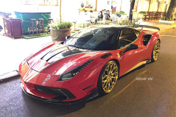 Siêu xe Ferrari 488 GTB rất được ưa chuộng trên thế giới cũng như tại Việt Nam bởi thế số lượng 488 GTB ở dải đất hình chữ S hiện nay đã có khoảng hơn 10 chiếc. Để tạo sự khác biệt cho xế cưng của mình, nhiều chủ xe đã chịu chi để thực hiện nâng cấp cho 488 GTB với các gói độ danh tiếng và siêu xe trong bài viết là một đại diện tiêu biểu.