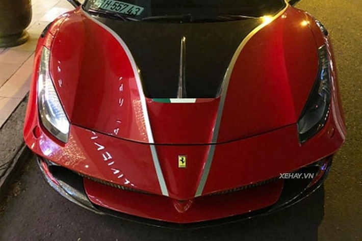 Với gói độ từ Mansory, phần đầu xe của chiếc 488 GTB này trở nên khác biệt ở các bộ phận như nắp ca-pô, cản va trước, cánh lướt gió bằng sợi carbon. Gương chiếu hậu bọc carbon tương phản với màu thân xe. Bên cạnh đó, khe hút gió bọc carbon to bản ở phần thân cũng giúp làm mát khoang động cơ nhanh chóng hơn.
