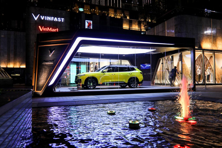 Được thiết kế theo mô hình chữ V cách điệu giống logo của hãng xe VinFast, cùng với những đường dập gân nổi mang vẻ ngoài khoẻ khoắn đặc trưng dòng xe sang VinFast President 2021 mới, không gian trưng bày mẫu xe phiên bản giới hạn của VinFast tại Landmark 81 (TP.HCM) gây ấn tượng thị giác mạnh với hàng vạn lượt khách qua lại mỗi ngày.