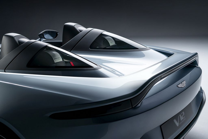 Ngoài ra, Aston Martin V12 Speedster mới được trang bị bộ giảm chấn thích ứng với 3 chế độ lái trong khi bộ mâm xe có đường kính lên tới 21 inch. Các trang bị tiêu chuẩn còn bao gồm cụm phanh bằng gốm carbon.