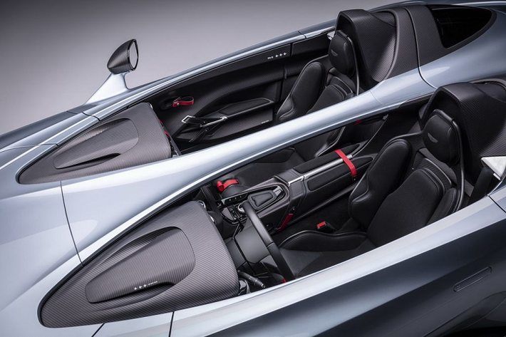 Bước vào bên trong, bạn sẽ cảm nhận rõ chất đường đua từ Speedster từ một buồng lái kết hợp chất liệu sợi carbon với da ghế khâu thủ công, các đường chrome, nhôm và lớp cao su in nổi 3D, tất cả đều rất cao cấp và đặc biệt có thể tháo rời.