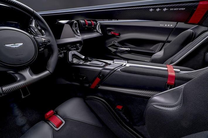 “Chỉ với những trang bị nguyên bản, cảm giác lái trên V12 Speedster là vô song trong khi kiểu thiết kế mui trần này sẽ mang tới một chiều hướng mới trong trải nghiệm,” trích lời Matt Becker, Kỹ sư trưởng của Aston Martin.