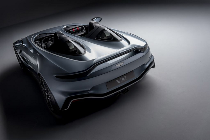 Sức mạnh của siêu xe Aston Martin V12 Speedster đến từ khối động cơ V12, tăng áp kép, dung tích 5,2 lít, được điều chỉnh để tạo ra mức công suất 690 HP và lượng mô-men xoắn cực đại 752 Nm. Sức mạnh này quá đủ để chiếc Aston Martin V12 Speedster thế hệ mới tăng tốc từ 0 lên 100 km/h trong vỏn vẹn 3,5 giây, trước khi đạt tốc độ tối đa (sau giới hạn) là 300 km/h.