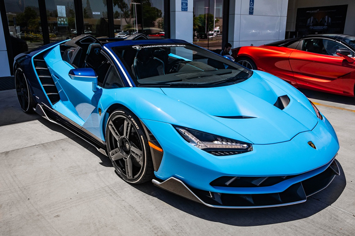 Trong vài năm trở lại đây, Centenario Roadster được đánh giá là chiếc mui trần đặc biệt nhất của Lamborghini. Bên cạnh mức giá ngất ngưởng, số lượng hạn chế, mẫu siêu xe Lamborghini Centenario Roadster mui trần này còn có ý nghĩa riêng đối với hãng siêu xe Italy.