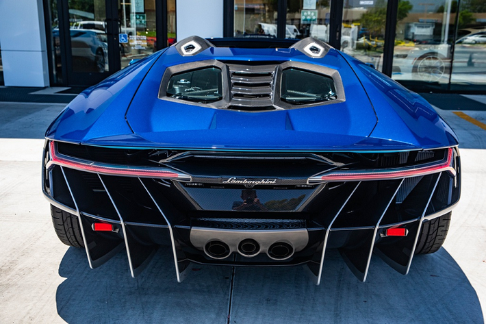 Nổi bật nhất là bộ khuếch tán cỡ lớn ở đuôi xe. Theo Lamborghini, đây là bộ khuếch tán lớn nhất trên một mẫu ôtô sản xuất thương mại. Cụm 3 ống xả đặt ở giữa tương tự Aventador.