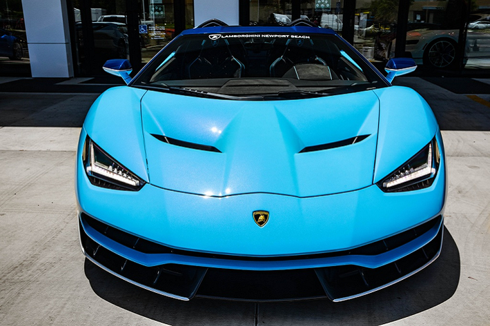Một chiếc Lamborghini Centenario Roadster hàng hiếm đang được rao bán bởi đại lý Lamborghini Newport Beach (Mỹ). Siêu xe hàng hiếm này thuộc đời 2017 và chỉ mới lăn bánh hơn 800 km. Chiếc Centenario Roadster nổi bật với ngoại thất 2 tone màu Blue Cepheus (xanh nhạt) và Blu Hera (xanh đậm). Là phiên bản đặc biệt, mỗi chiếc Centenario Coupe và Roadster đều được phối màu theo yêu cầu của khách hàng. Do đó, tone màu trên mỗi chiếc Centenario đều là độc nhất.