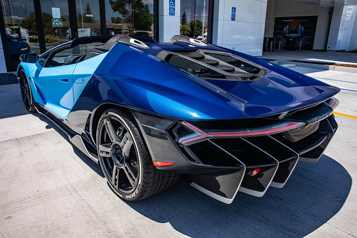 Centenario được ra mắt tại triển lãm Geneva Motor Show 2016 để kỷ niệm 100 năm ngày sinh của nhà sáng lập Ferruccio Lamborghini. Phiên bản mui trần Centenario Roadster ra mắt nửa năm sau đó tại sự kiện Pebble Beach Concours d'Elegance 2016. Trong tiếng Italy, Centenario có nghĩa là 100 năm. Lamborghini phát triển Centenario trên nền tảng Aventador SV với số lượng 40 chiếc, chia đều cho 2 bản Coupe và Roadster.