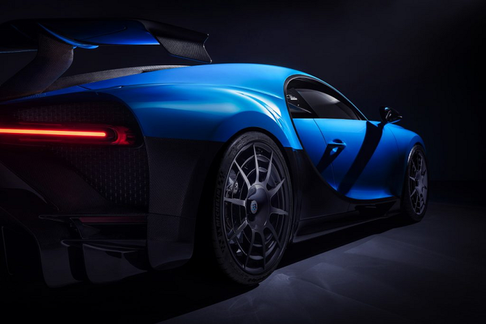 Khung gầm của Chiron Pur Sport cũng có những nâng cấp đáng kể như lò xo phía trước cứng hơn 65%, lò xo phía sau cứng hơn 33% và giảm xóc thích ứng tập trung vào hiệu suất.