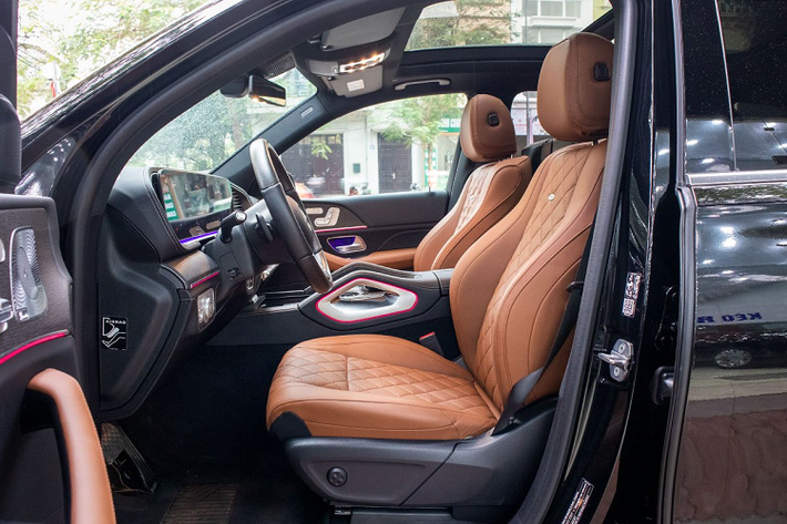 Hơn nữa, những chi tiết quen thuộc vẫn xuất hiện trên Mercedes-Benz GLE300 2.0L Diesel như cảm biến lùi, camera lùi chỉ lộ thiên khi người dùng lùi xe hoặc bật chế độ View camera 360 độ, tính năng ẩn camera này là mới trên xe Mercedes-Benz hiện nay.