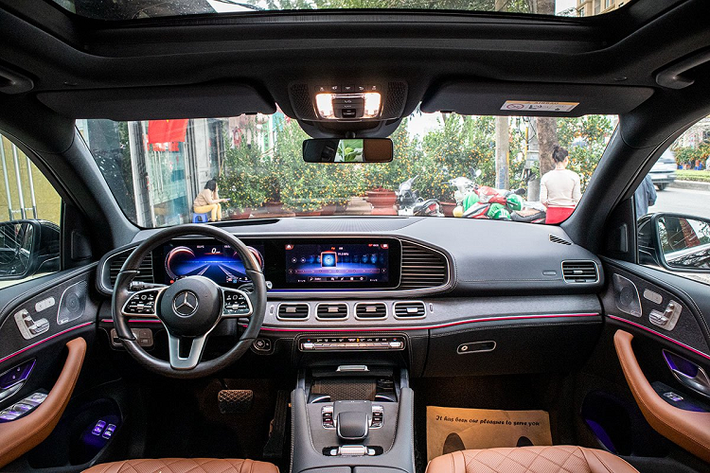 Điểm đáng giá trên Mercedes-Benz GLE300 máy dầu mới về Việt Nam là nội thất cực kỳ sang trọng, sử dụng nhiều vật liệu cao cấp như da, ốp gỗ, da lộ, 64 màu đèn nội thất. Được biết, giá xe Mercedes-Benz GLE 300 Diesel 2020 được đại lý tư nhân chào bán là 6,4 tỷ đồng, mức giá này bạn có thể sở hữu một chiếc xe độc nhất vào thời điểm hiện tại.