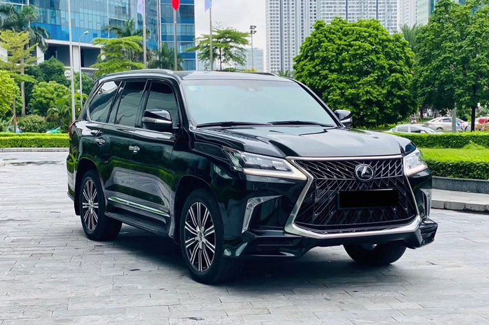 Cụ thể hơn, tại thời điểm năm 2018, những chiếc Lexus LX 570 Super Sport mới, bản nhập Trung Đông có giá nhập tư nhân về Việt Nam ngoài 10 tỷ đồng. Tại thời điểm đó, Lexus LX 570 Super Sport mang thiết kế thể thao là lựa chọn mới thay đổi “gia vị” cho các đại gia Việt, nếu như đã nhàm chán với LX 570 bản tiêu chuẩn được nhập khẩu chính hãng.
