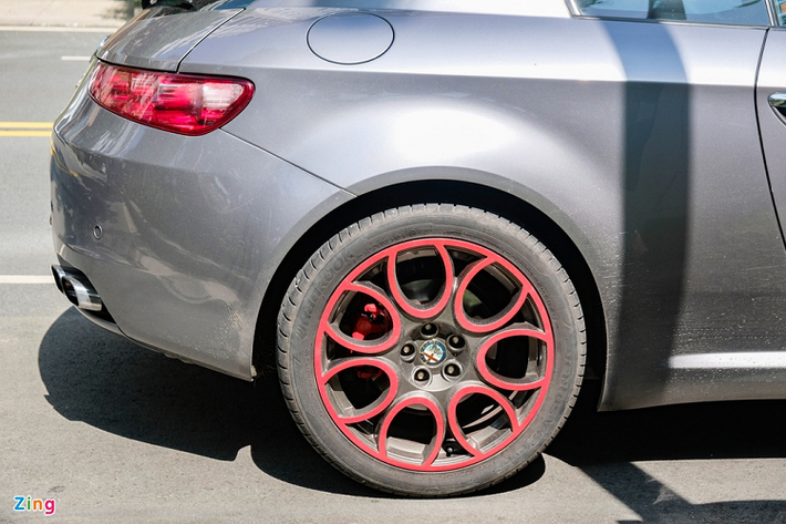 Alfa Romeo Brera mui trần được sản xuất chính thức từ năm 2005 đến 2010 và được thiết kế bởi studio Giorgetto Giugiaro - một trong những hãng thiết kế ôtô danh tiếng nhất Italy, bên cạnh Pininfarina, Italdesign, Zagato...