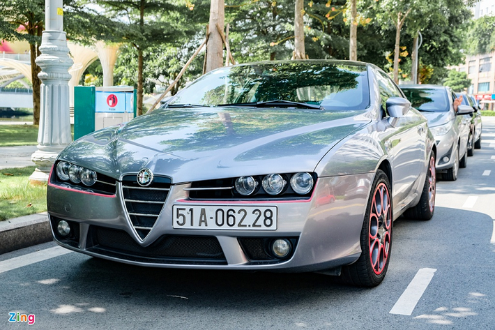 Tại Việt Nam, xe thể thao Alfa Romeo tương đối hiếm gặp. Mỗi dòng xe của thương hiệu Italy xuất hiện tại Việt Nam với số lượng chỉ đếm trên đầu ngón tay. Brera lại càng hiếm hơn với chỉ 2 chiếc đang lăn bánh.