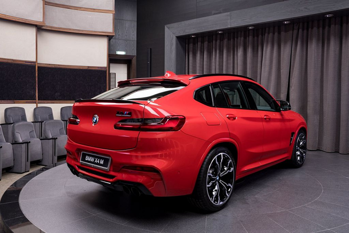 Về sức mạnh động cơ, theo thông số kĩ thuật từ BMW Abu Dhabi, khối động cơ trên phiên bản X4 M Competition này sản sinh ra tổng công suất 600 mã lực và 700 Nm, lần lượt vượt trội hơn 2 con số 503 mã và 600 Nm ban đầu.