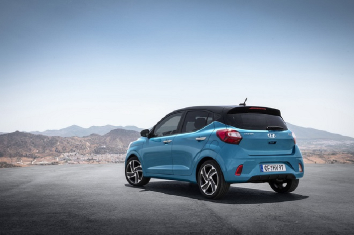 Mẫu hatchback cỡ nhỏ được sản xuất tại Thổ Nhĩ Kỳ và Ấn Độ. Giá xe Hyundai Grand i10 2020 khởi điểm tại thị trường Anh tương đương 15.894 USD, rẻ hơn 1.984 USD so với i20.