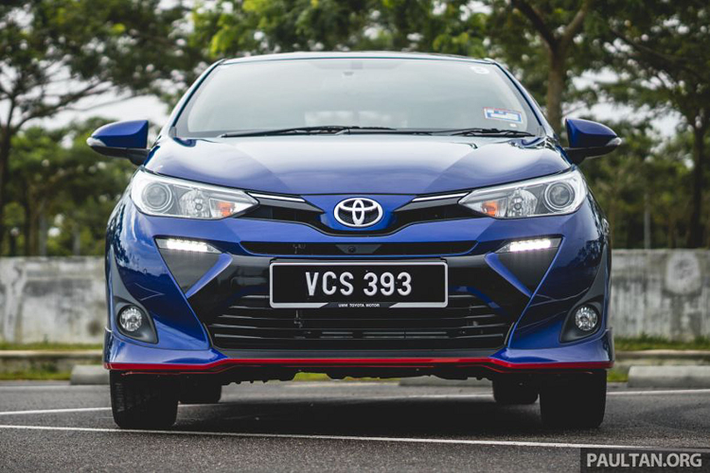 Cụm lưới tản nhiệt trên mẫu xe sedan Toyota Vios 2020 facelift có thiết kế tối giản và đơn sắc hơn, mở rộng dần xuống phía dưới cản trước tương tự như đàn anh Camry, nếu không muốn nói có phần khá giống mặt ca lăng con suốt của Lexus. Tuy vậy mặt tiền mới này lại giúp chiếc sedan hạng B trở nên đồ sộ hơn khi nhìn từ phía trước.