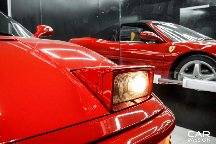 Chỉ có tổng cộng 3,717 chiếc Ferrari F355 Spider được sản xuất, trong đó 2.664 chiếc được trang bị hộp số sàn 6 cấp, 1.053 chiếc còn lại được trang bị hộp số F1 6 cấp và chiếc F355 F1 Spider tại Việt Nam là một trong số đó. Tại thời điểm ra mắt vào năm 1997, giá xe Ferrari F355 tùy chọn hộp số F1 này có giá lên đến 6.000 Đô-la.