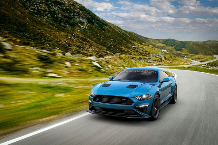 Về mặt ngoại hình, Ford Mustang 2020 mới sau khi qua tay Roush Performance sẽ sở hữu thiết kế mới hầm hố hơn với gói trang bị Roush R8 Aero Kit. Gói ngoại thất này bao gồm cản trước mới với những đường lưới tản nhiệt chạy ngang cùng líp trước dài hơn.