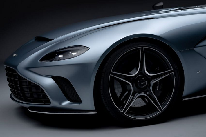 Cận cảnh vẻ đẹp của siêu xe Aston Martin V12 Speedster không mui nhìn từ trên cao. Có thể thấy hãng xe Anh quốc sử dụng một thanh nhôm chạy chính giữa hai ghế ngồi của Aston Martin V12 Speedster