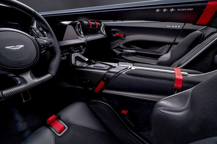 Bên trong khoang lái của siêu xe Aston Martin V12 Speedster gây ấn tượng với sự hoà trộn giữa chất liệu truyền thống và hiện đại. Có thể thấy rõ nhiều chi tiết bằng sợi carbon, crôm, nhôm và thậm chí là cao su được in 3D rất hiện đại, tương phản lại là nội thất bọc da được thêu thủ công. Bên cạnh đó, hộc găng tay truyền thống được thay bằng túi da có thể tháo rời và hình ảnh máy bay tiêm kích F/A-18 xuất hiện thành cửa.